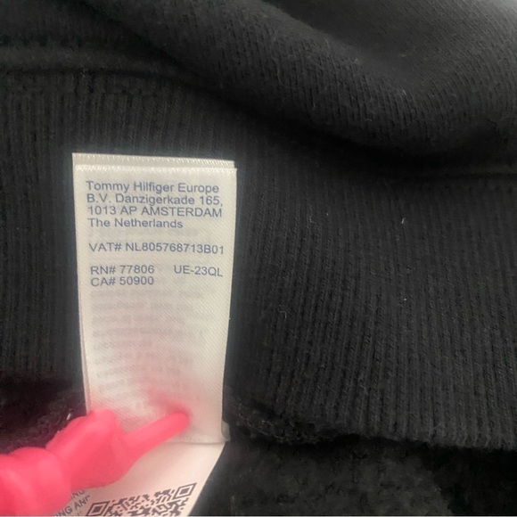 Tommy Hilfiger Kid Size S 6-7 Black Crew Neck Sweatshirt (has tiny hole) see pic - Picture 6 of 7